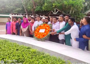 বঙ্গবন্ধুর সমাধিতে শ্রদ্ধা জ্ঞাপনে টুঙ্গিপাড়ায় মুড়াপাড়া কলেজ ছাত্রসংসদ