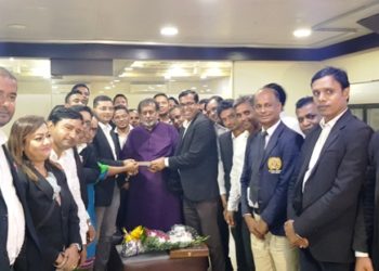 জেলা আইনজীবী সমিতিকে আরো ৫০ লাখ টাকার চেক দিলেন সেলিম ওসমান