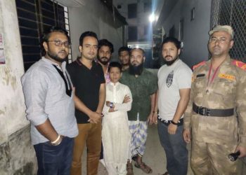 হারিয়ে যাওয়া ছেলেকে বাবার কাছে পৌছে দিলেন মুক্তিযুদ্ধ মঞ্চের নেতারা