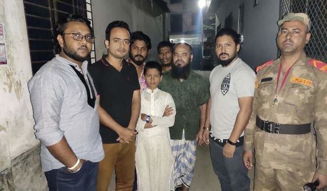 হারিয়ে যাওয়া ছেলেকে বাবার কাছে পৌছে দিলেন মুক্তিযুদ্ধ মঞ্চের নেতারা