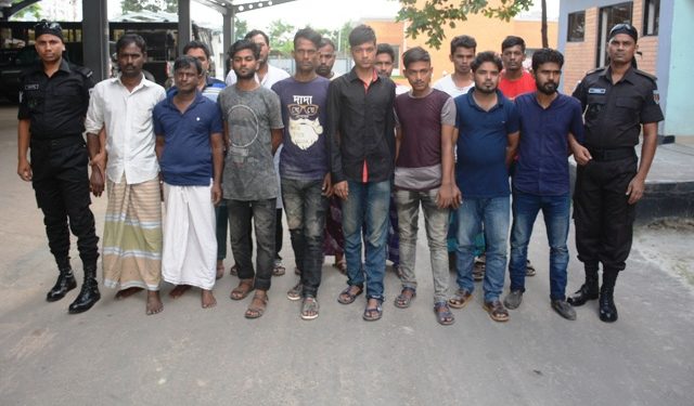 সিদ্ধিরগঞ্জে সাড়ে ১২’শ মোবাইল সহ ১৪ ছিনতাইকারী গ্রেফতার