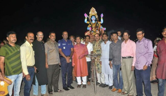 প্রতিমা বিসর্জনের মধ্য দিয়ে শেষ হল শ্যামা পূজা