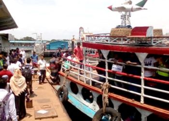 নারায়ণগঞ্জ লঞ্চ টার্মিনাল ঘাটে শত তিরস্কারের পরেও কুলিরা করে দায়িত্ব পালন