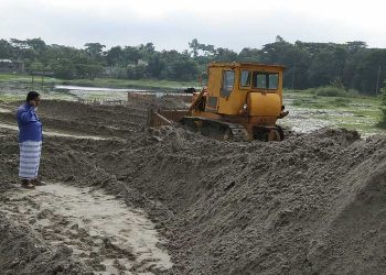 সোনারগায়ে নিরীহ কৃষকের জমি দখল করে চলছে অবৈধ বালু ভরাটের কাজ