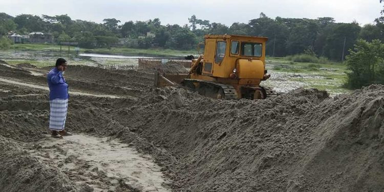 সোনারগায়ে নিরীহ কৃষকের জমি দখল করে চলছে অবৈধ বালু ভরাটের কাজ