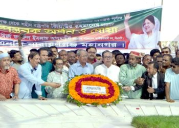 জিয়ার মাজারে ফুলেল শ্রদ্ধা জানালেন মহানগর বিএনপি