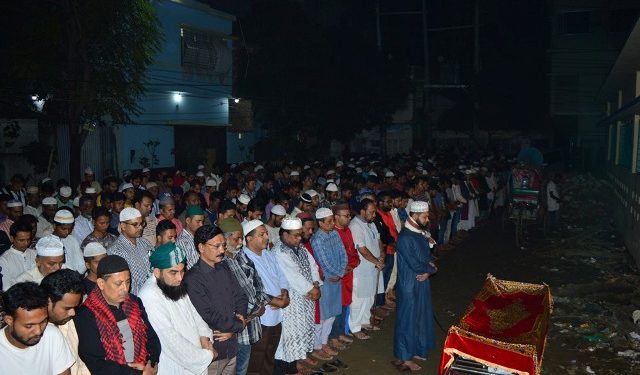 জানাযার শেষে সাংবাদিক নয়নের দাফন সম্পন্ন