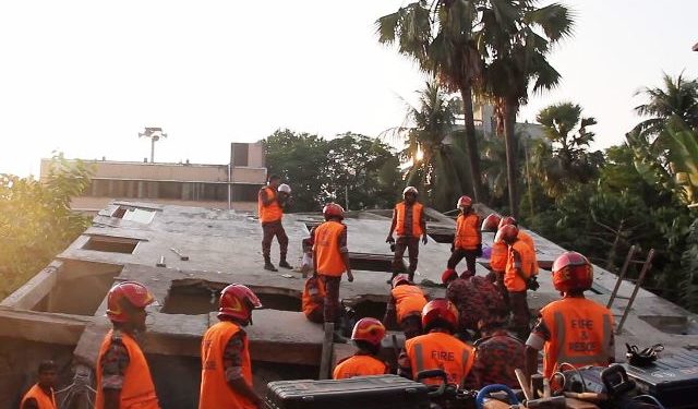 ভবন ধসের ঘটনায় এখনো নিখোজ ১॥চলছে উদ্ধার কাজ॥ পাঁচ সদস্যের তদন্ত কমিটি গঠন