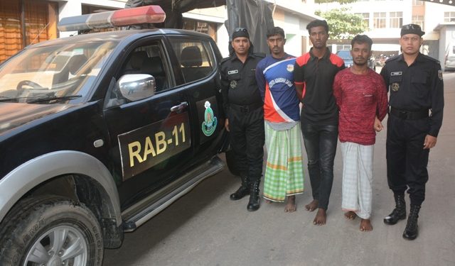 সিদ্ধিরগঞ্জে সমকামী অপহরণকারী চক্রের ৩ সদস্য বিদেশী অস্ত্রসহ গ্রেফতার