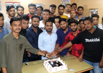জেলা ছাত্র লীগ নেতা মোমিনের উদ্দ্যোগে অয়ন ওসমানের জন্মদিন পালন