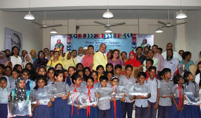 ১০ হাজার প্রাথমিক শিক্ষা সমাপনী পরীক্ষার্থীদের শিক্ষা সামগ্রী বিতরণ