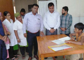 বাবার লাশ রেখেই পরীক্ষা দিল ছেলে