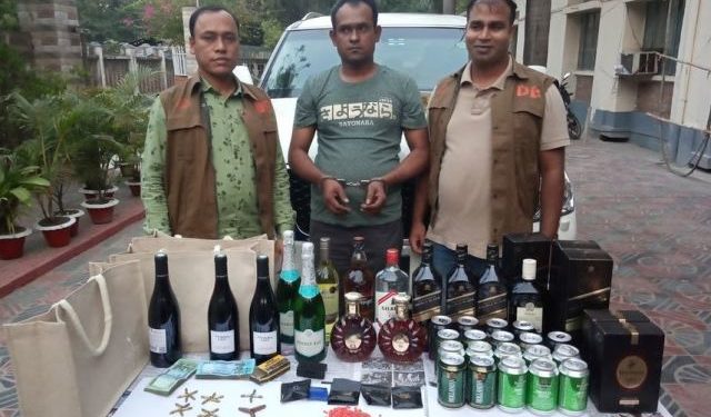 ডিবির অভিযানে বিপুল পরিমাণ মাদক ও অস্ত্র উদ্ধার