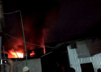 ফতুল্লায় আগুনে পুড়ে গার্মেন্টস কর্মী নিহত॥ ২০ টি ঘর পুরে ছাই