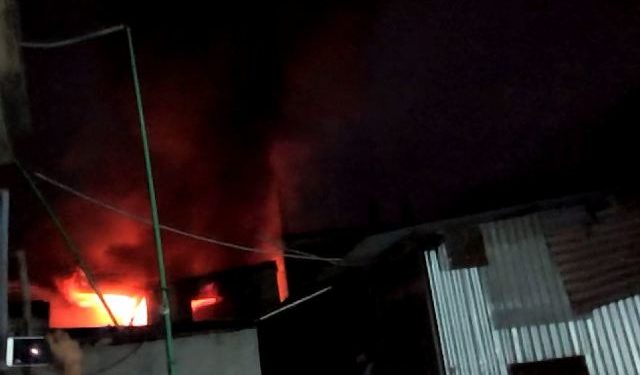 ফতুল্লায় আগুনে পুড়ে গার্মেন্টস কর্মী নিহত॥ ২০ টি ঘর পুরে ছাই