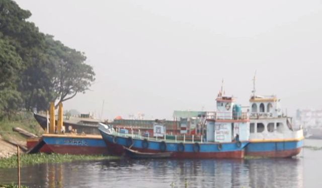 ১১ দফা দাবিতে নারাণগঞ্জে নৌ ধর্মঘট