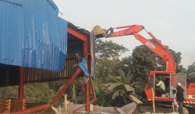 বন্দরে পূর্বা ডেইরী এন্ড এগ্রো ফার্মের অবৈধ স্থাপনা উচ্ছেদ