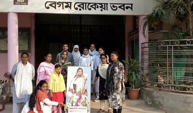 রোকেয়ার প্রতিকৃতিতে সমাজতান্ত্রিক ছাত্র ফ্রন্ট ও সমাজতান্ত্রিক মহিলা ফোরামের পুষ্পমাল্য অর্পন