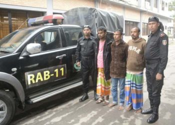 কাভার্ড ভ্যানের ভিতর মিললো ফেন্সিডিল, গ্রেফতার ৩