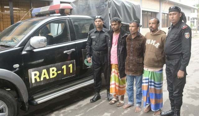 কাভার্ড ভ্যানের ভিতর মিললো ফেন্সিডিল, গ্রেফতার ৩