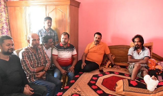 অসুস্থ্য ফটো সাংবাদিক সৌরভের শয্যা পাশে জেলা যুবদল নেতৃবৃন্দ