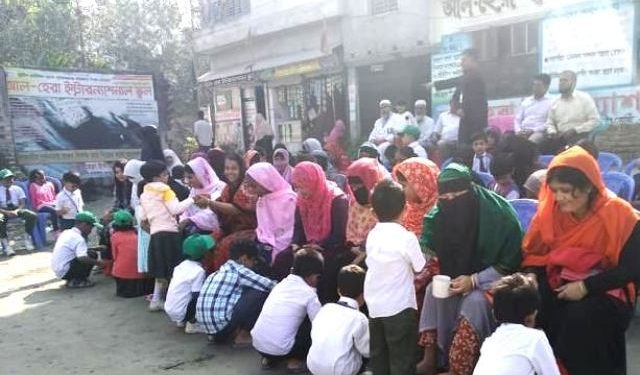 পিতা-মাতার প্রতি শ্রদ্ধা প্রদর্শনে বিরল দৃষ্টান্ত স্থাপন করেছে শিক্ষার্থীরা