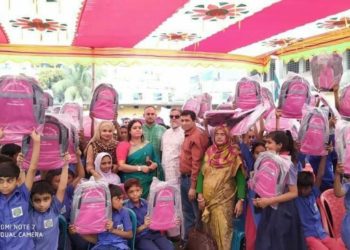 ফতুল্লায় ৪’শ শিক্ষার্থীদের স্কুল ব্যাগ বিতরণ