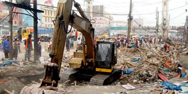 সিদ্ধিরগঞ্জে অবৈধ স্থাপনা উচ্ছেদ করেছে সওজ কর্তৃপক্ষ