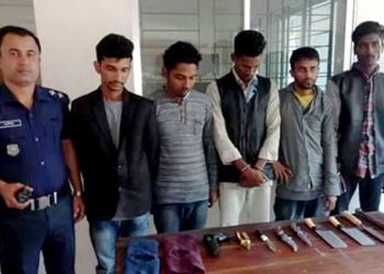 আড়াইহাজারে দেশীয় অস্ত্র সহ পাঁচ ডাকাত গ্রেফতার