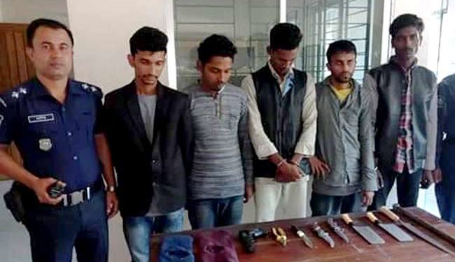 আড়াইহাজারে দেশীয় অস্ত্র সহ পাঁচ ডাকাত গ্রেফতার