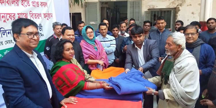 দুঃস্থদের মাঝে প্রধানমন্ত্রীর কম্বল বিতরণ করলেন মেয়র আইভী