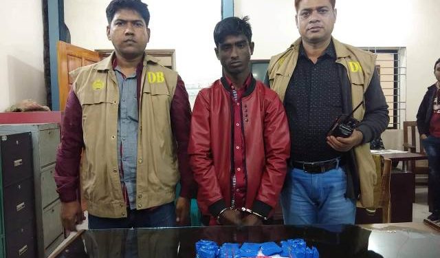 সিদ্ধিরগঞ্জে এসপির নির্দেশনায় পাঁচ হাজার পিছ ইয়াবাসহ সুমনকে গ্রেফতার করলো ডিবি