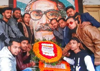 বঙ্গবন্ধুর প্রতিকৃতিতে জেলা ও মহানগর মুক্তিযুদ্ধ মঞ্চের পুষ্পস্তবক অর্পন