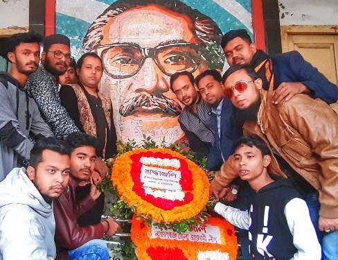 বঙ্গবন্ধুর প্রতিকৃতিতে জেলা ও মহানগর মুক্তিযুদ্ধ মঞ্চের পুষ্পস্তবক অর্পন
