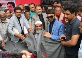 কম্বল বিতরণ করে ১২ হাজার অসহায়দের শীত নিবারণ করলেন কাউন্সিলর বাবু