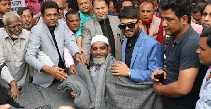 কম্বল বিতরণ করে ১২ হাজার অসহায়দের শীত নিবারণ করলেন কাউন্সিলর বাবু