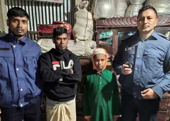 আড়াইহাজারে হারিয়ে যাওয়া মাদ্রাসা ছাত্রকে বাবার মার কাছে পৌছে দিলো পুলিশ