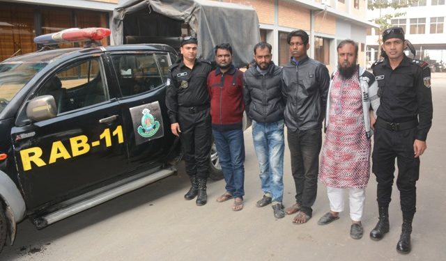 ব্যাংক জালিয়াতি চক্রের ৪ সদস্য গ্রেফতার