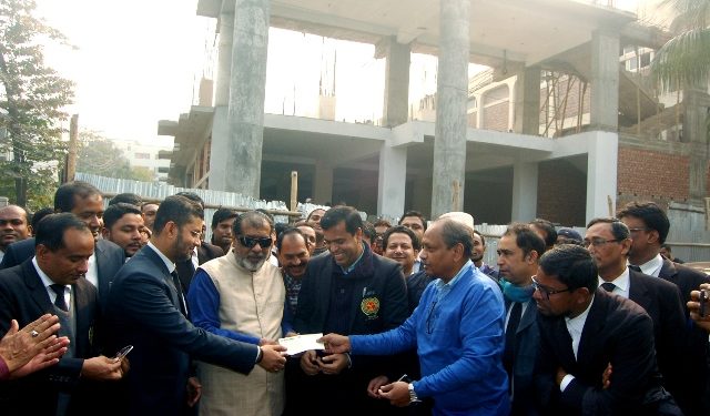 আইনজীবী সমিতির ভবন নির্মাণে আরো ১ কোটি টাকার চেক প্রদান করলেন সেলিম ওসমান