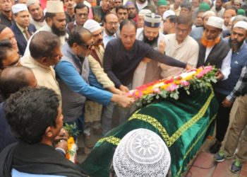 শুক্কুর মাহমুদকে ফুল দিয়ে শেষ শ্রদ্ধা সেলিম ওসমানের