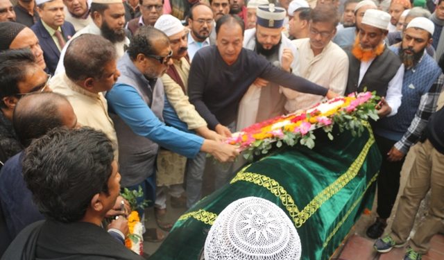শুক্কুর মাহমুদকে ফুল দিয়ে শেষ শ্রদ্ধা সেলিম ওসমানের