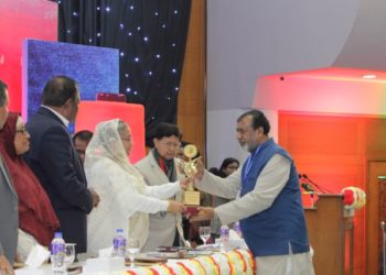 বস্ত্রখাতে বিশেষ অবদান রাখায় সেলিম ওসমানকে পুরস্কৃত করলেন প্রধানমন্ত্রী