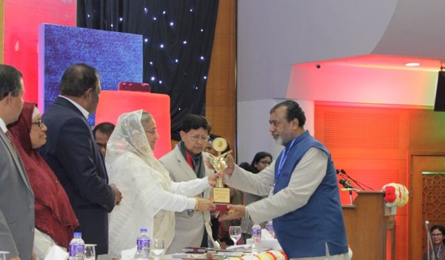 বস্ত্রখাতে বিশেষ অবদান রাখায় সেলিম ওসমানকে পুরস্কৃত করলেন প্রধানমন্ত্রী