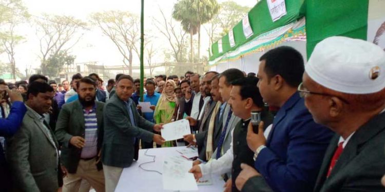 আড়াইহাজারে ৫ শতাধিক চালককে শিক্ষানবীশ ড্রাইভিং লাইসেন্স প্রদান