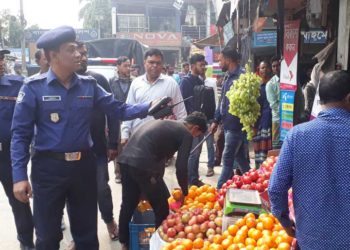 আড়াইহাজারে ওসি নজরুলের নেতৃত্বে অবৈধ স্থাপনা উচ্ছেদ