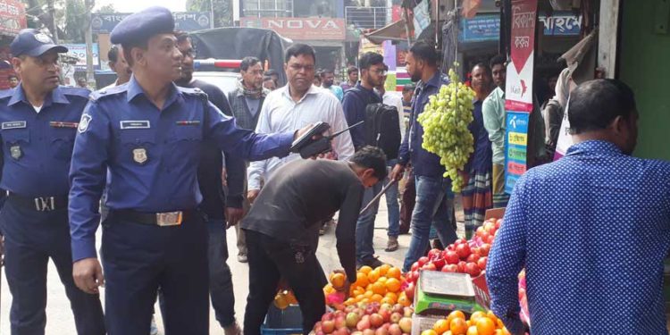 আড়াইহাজারে ওসি নজরুলের নেতৃত্বে অবৈধ স্থাপনা উচ্ছেদ