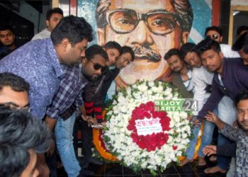স্বদেশ প্রত্যাবর্তন দিবসে অয়ন ওসমানের পক্ষে বঙ্গবন্ধুর প্রতিকৃতিতে ছাত্রলীগের শ্রদ্ধা