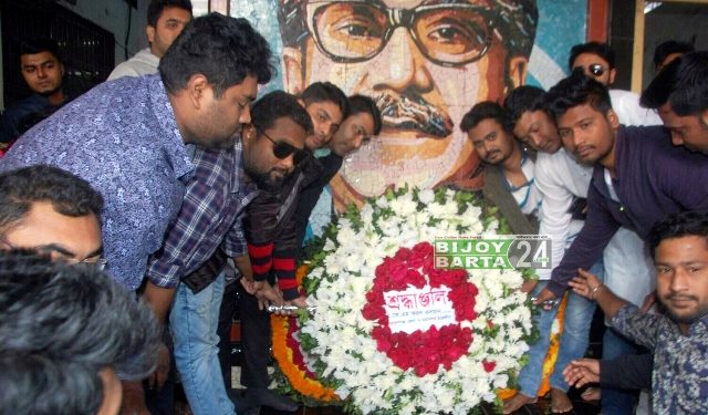 স্বদেশ প্রত্যাবর্তন দিবসে অয়ন ওসমানের পক্ষে বঙ্গবন্ধুর প্রতিকৃতিতে ছাত্রলীগের শ্রদ্ধা