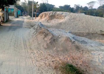 আড়াইহাজারে সড়কের দু’পাশে দখল করে বালির ব্যবসার কারনে স্বাস্থ্য ঝুঁকিতে জনগন