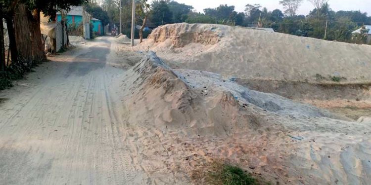 আড়াইহাজারে সড়কের দু’পাশে দখল করে বালির ব্যবসার কারনে স্বাস্থ্য ঝুঁকিতে জনগন